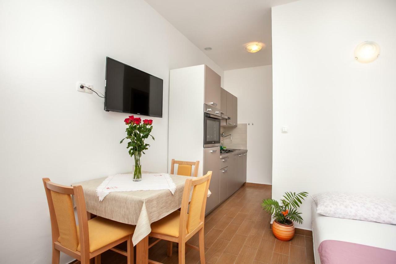 Ap Punta Next To Sandy Beach, Apartment With Garden Omiš Екстериор снимка