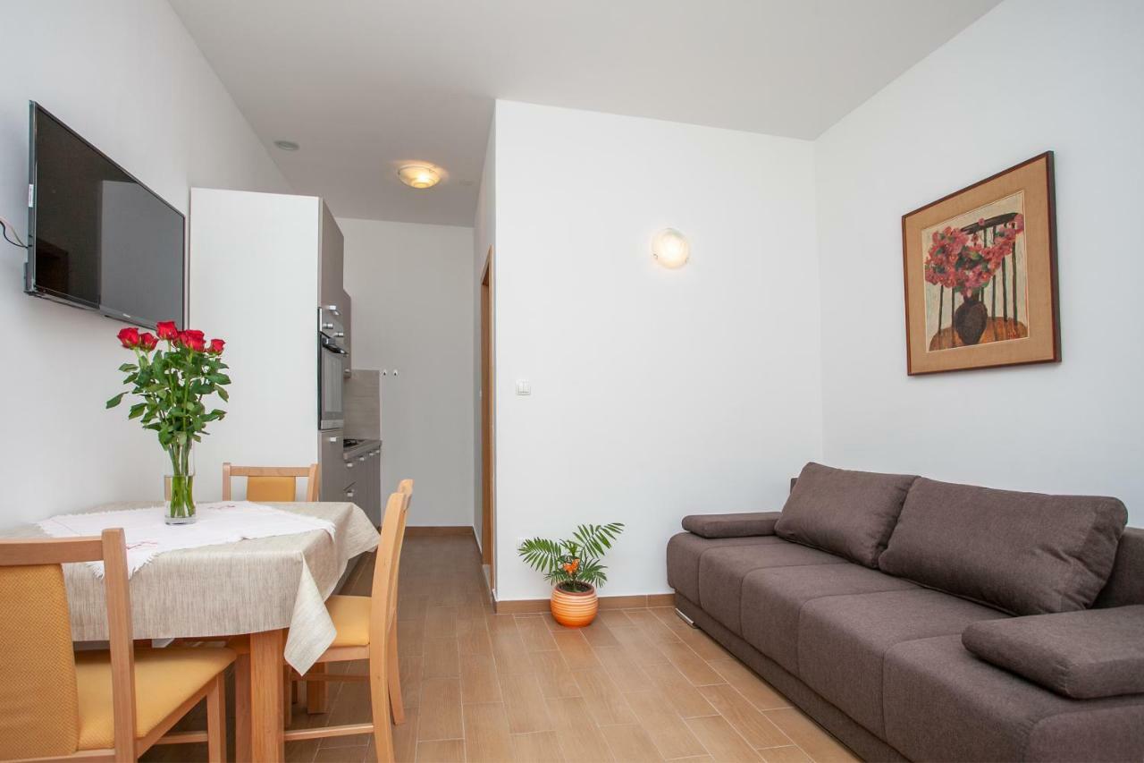 Ap Punta Next To Sandy Beach, Apartment With Garden Omiš Екстериор снимка