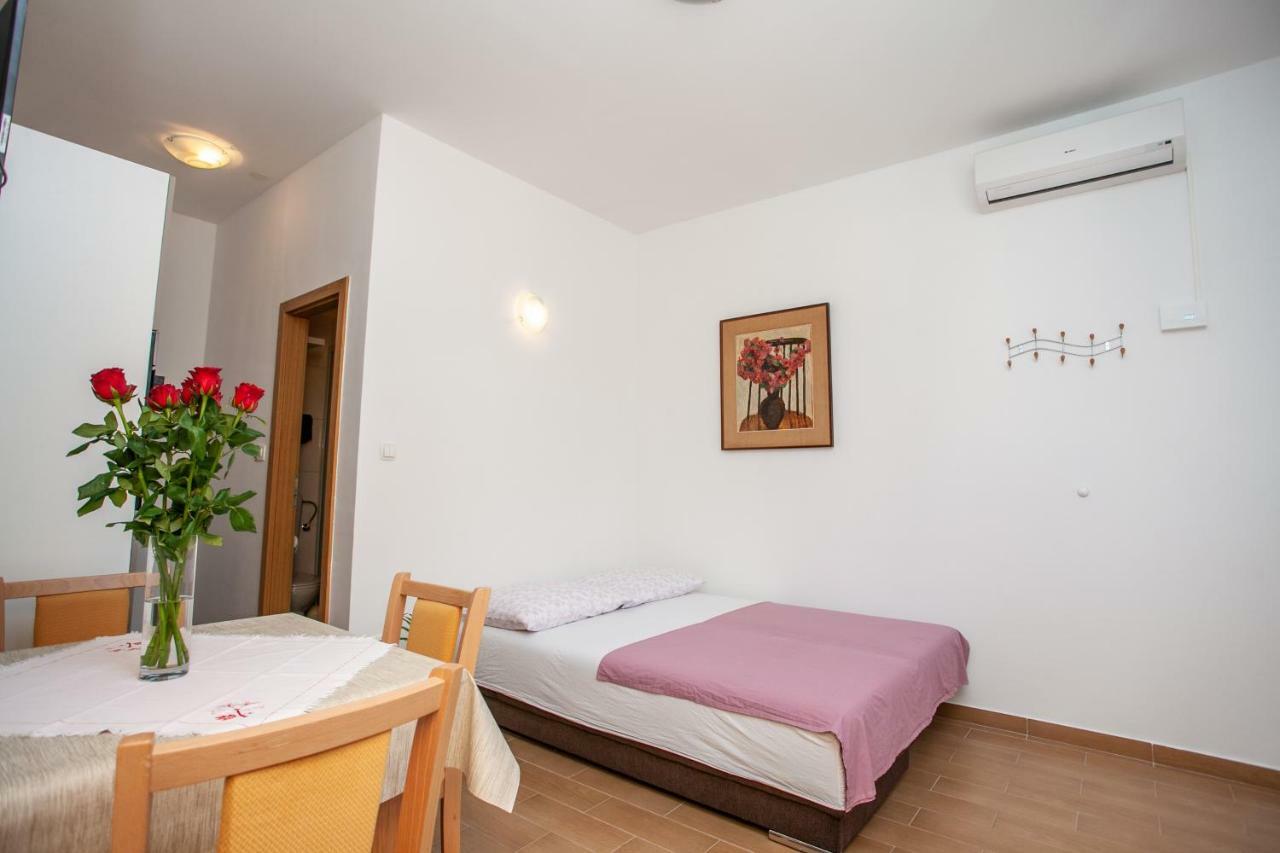 Ap Punta Next To Sandy Beach, Apartment With Garden Omiš Екстериор снимка