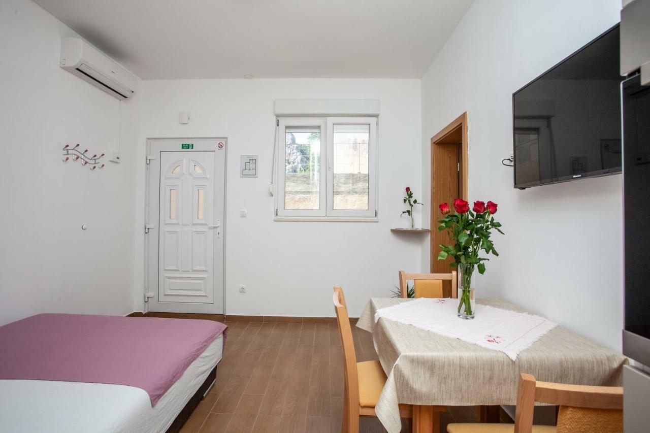 Ap Punta Next To Sandy Beach, Apartment With Garden Omiš Екстериор снимка