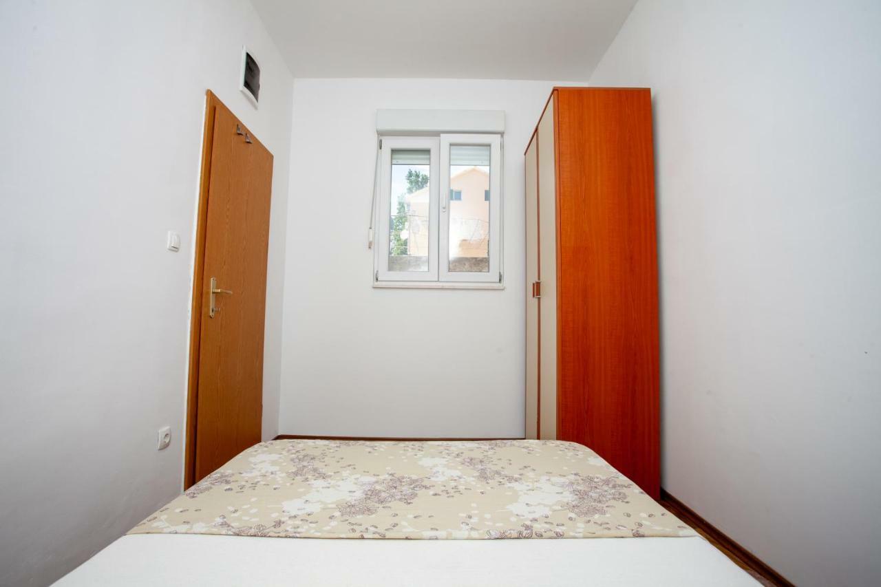 Ap Punta Next To Sandy Beach, Apartment With Garden Omiš Екстериор снимка
